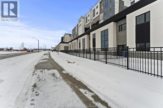 Photo - 4300 Laurier Pkwy