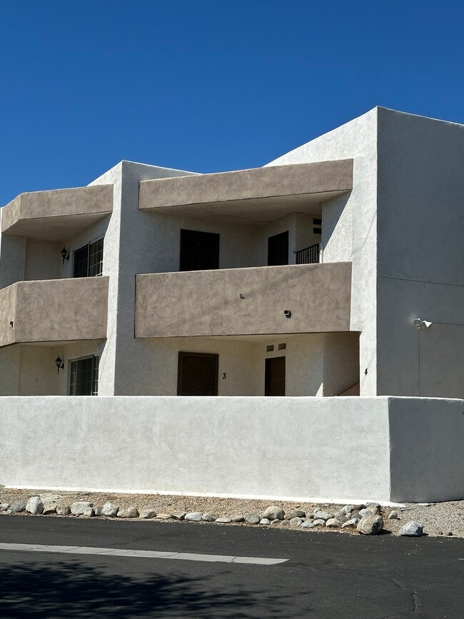 Building Photo - 2798 N Junipero Ave
