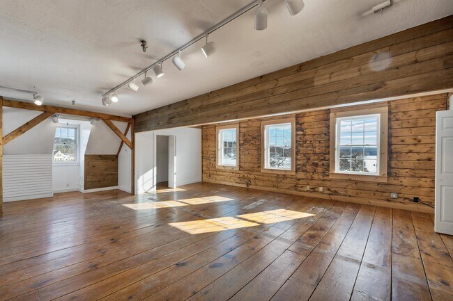 Photo - 312 Daniel Webster Hwy