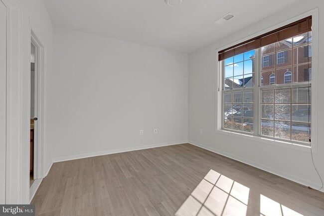 Building Photo - 22554 Cambridgeport Square