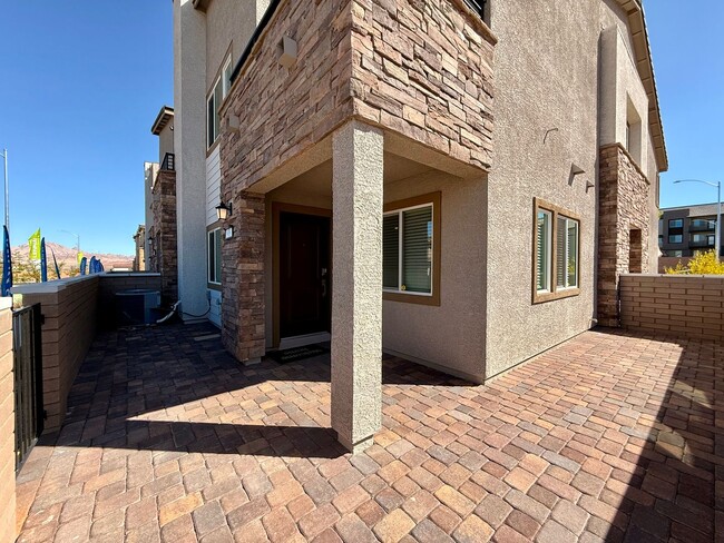 Photo - 4 BED 3 BATH 2 CAR GARAGE TOWNHOUSE + LOFT...