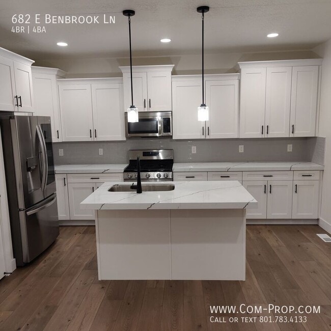 Photo - 682 E Benbrook Ln