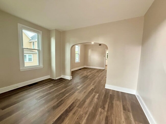 Photo - 1067 Main St