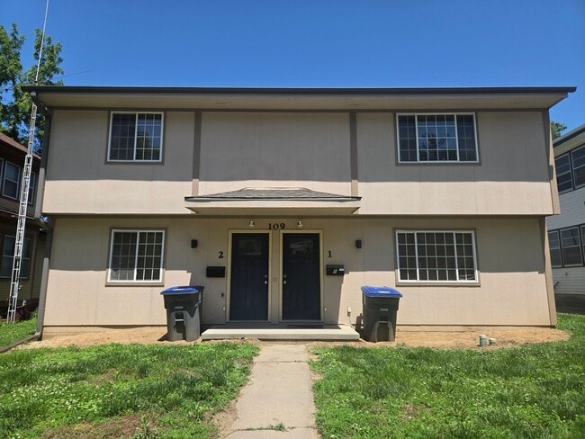 Building Photo - Updated 2 Bedroom Townhome Available Now!