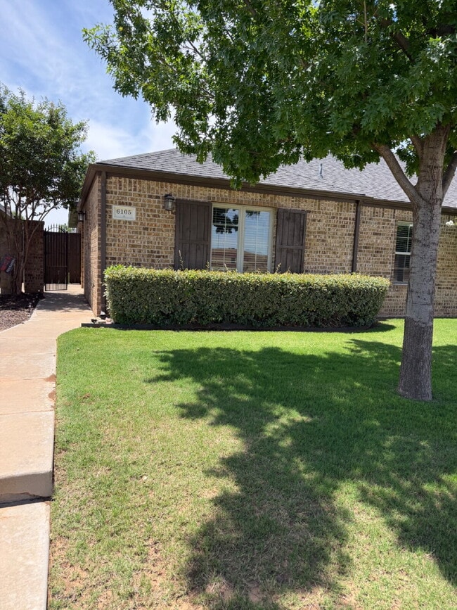 Building Photo - Spacious 3/2/2 Unit A