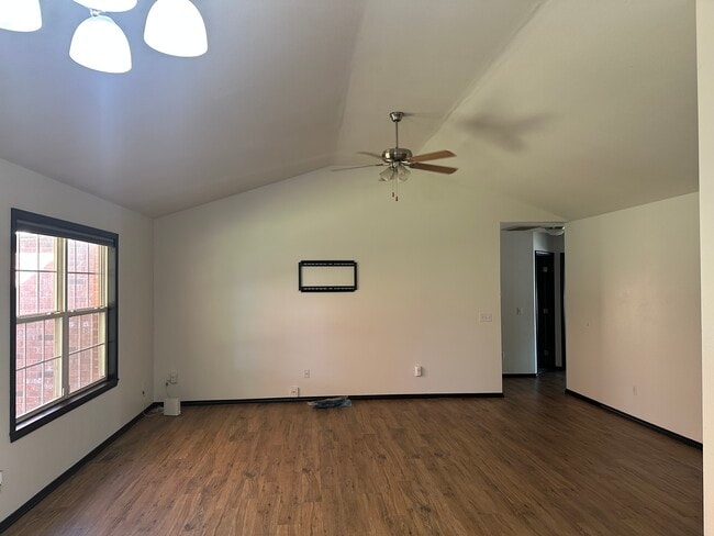 Photo - 647 S Hazelnut Ave