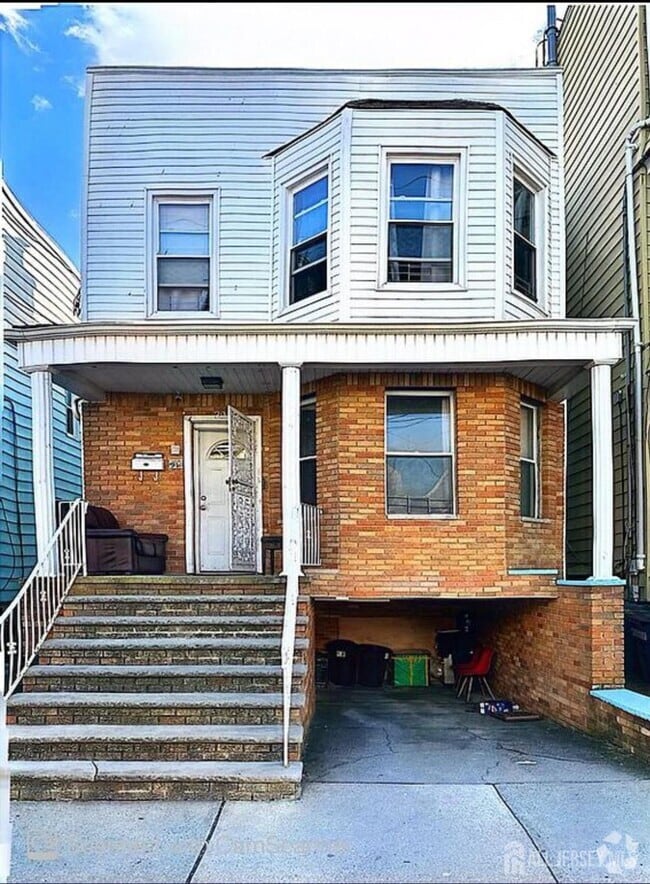 Building Photo - 32 E 15th St Rental
