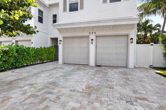 Photo - 500 NE Wavecrest Way