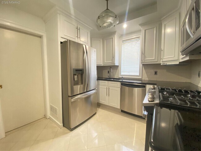 Building Photo - 84-80-84161 161st St Unit 1