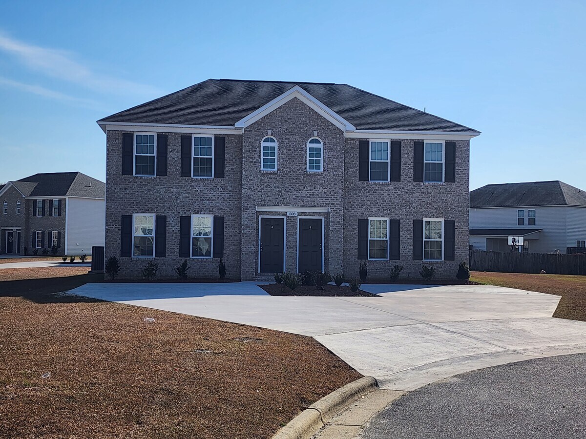 508 Hillshade Ct Townhome Townhome Rental in Winterville NC
