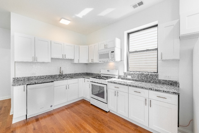 Photo - 914 W 19th St Unit 2