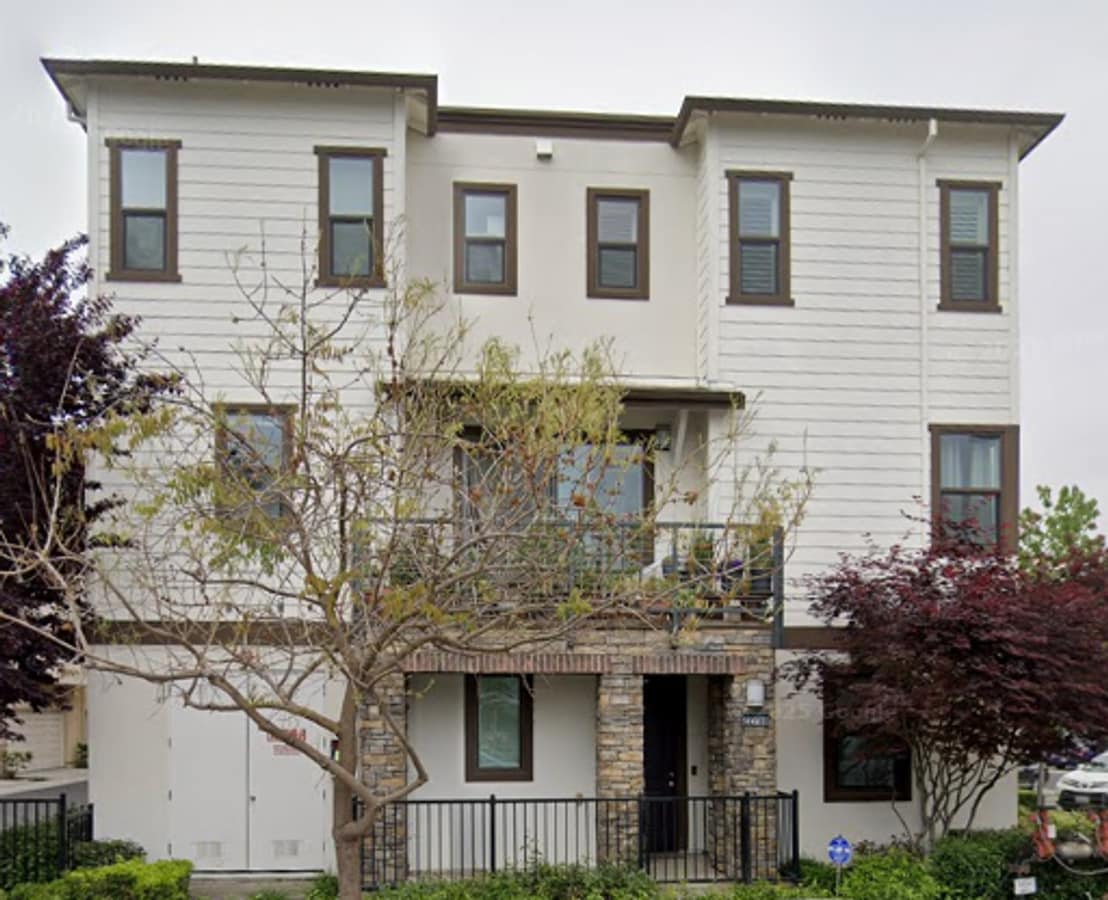 Welcome to this stunning 3 bedroom 3.5 bathroom townhome in Hayward, Ca - Welcome to this stunning 3 bedroom 3.5 bathroom townhome in Hayward, Ca