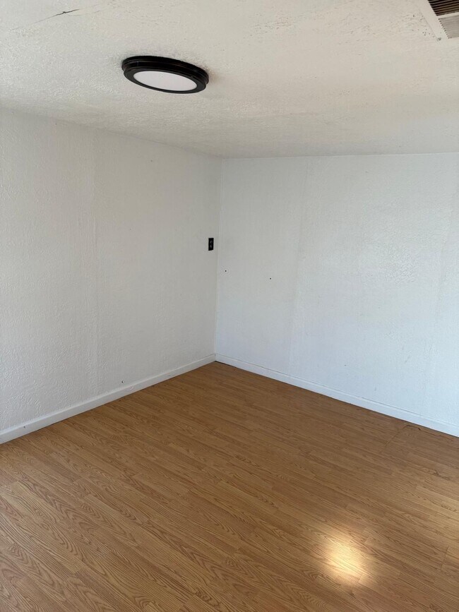 Photo - 560 Meadowlake Rd