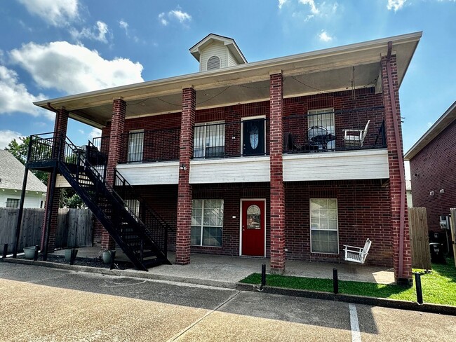 Photo - 4/4 Duplex in the Baylor Bubble!