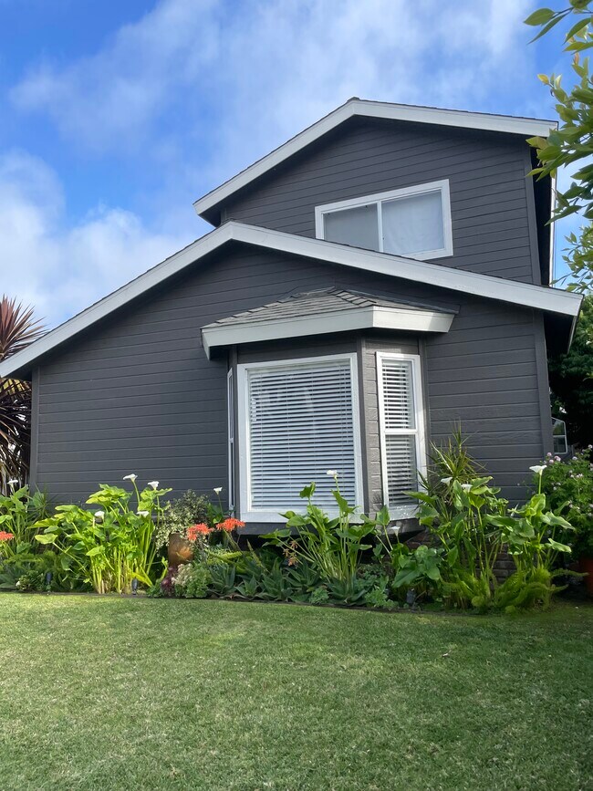 Hermoso paisajismo - 2220 Curtis Ave