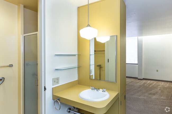 1BA, 1BR - 550 SF