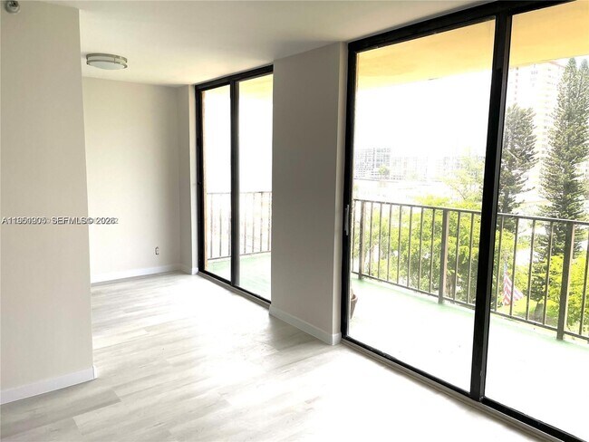 Photo - 290 174th St St Unit 714