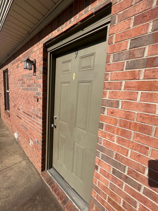 Building Photo - Desirable Modern Townhouse in Martin! Unit 9