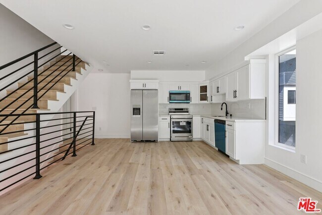 2111 Holly Dr