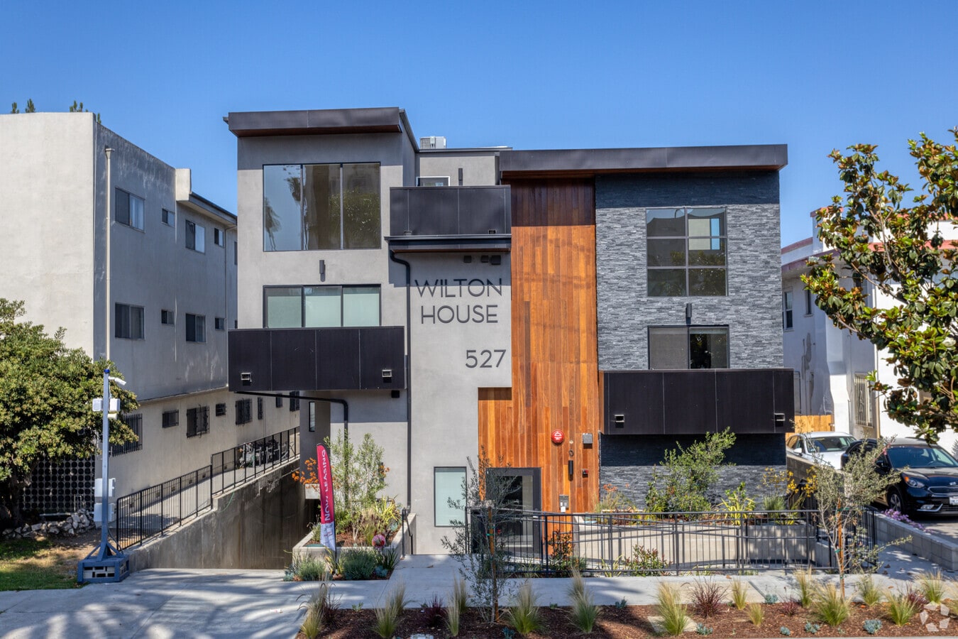 Photo - 527 S Wilton Pl