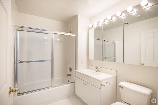 2 Br, 2 Ba - 1,195 SQFT