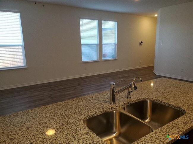 Photo - 559 Dakota Crk