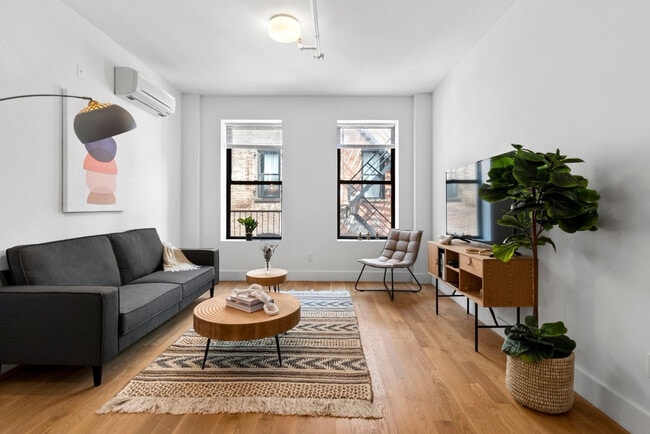 Building Photo - 517 W 45th St