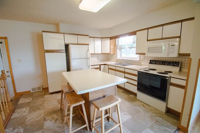 Photo - Charming Elton Hills Rambler with Finished Basement