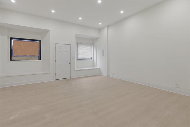 Building Photo - 2234 W Irving Park Rd Unit SF