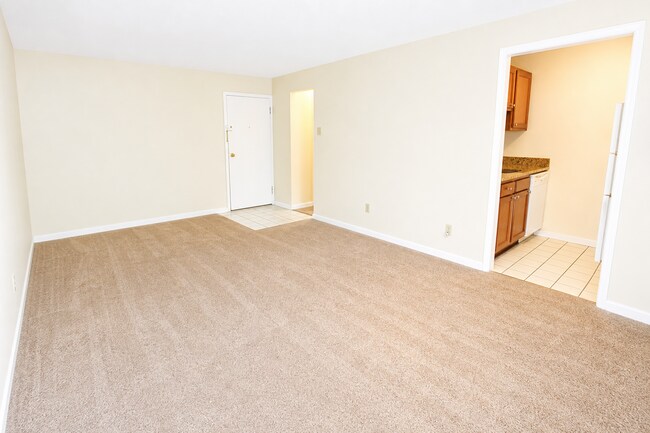 FENWYCK APARTMENTS -- 024