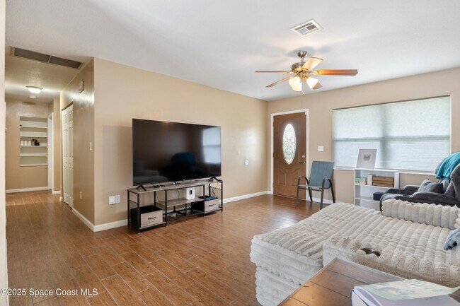 Photo - 737 Badger Dr NE