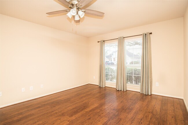 Photo - 416 Laddingford Ln