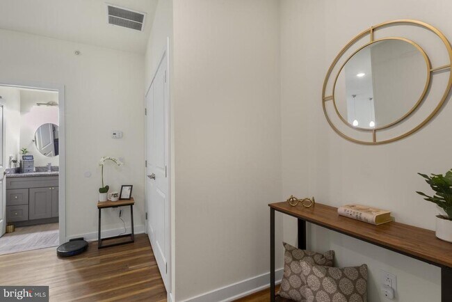 Photo - 2411 Kensington Ave Unit 403