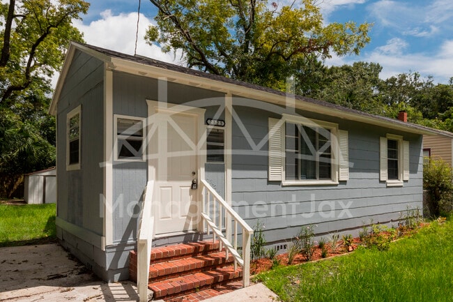 Photo - 2325 Westbrook Cir N