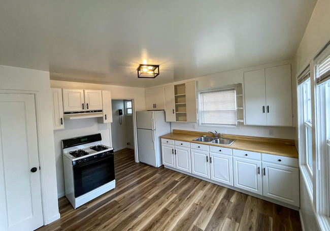 SPACIOUS 2bed/1bath unit available now!! - SPACIOUS 2bed/1bath unit available now!! Casa