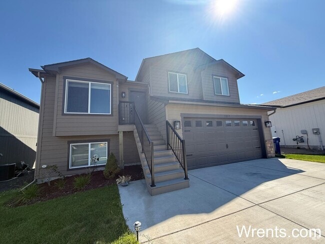 Building Photo - NEW LISTING!! Spacious 4 Bedroom, 3 Bath H... Rental