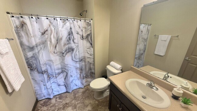 Each bedroom has it own private bathroom, 4-Bath flats!