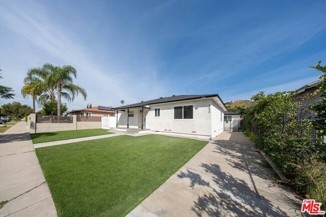 Photo - 8432 Glenoaks Blvd