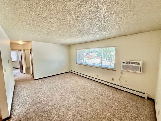 Building Photo - Beautiful Two Bedroom, One Bath Apartment ...