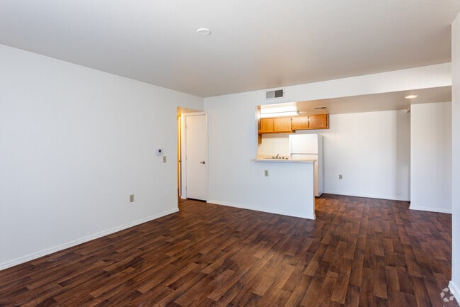 2BR, 2BA - 838SF