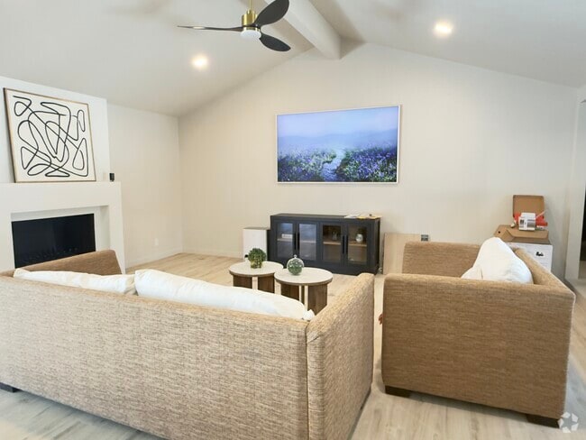 Building Photo - 366 S Haskell Dr Rental