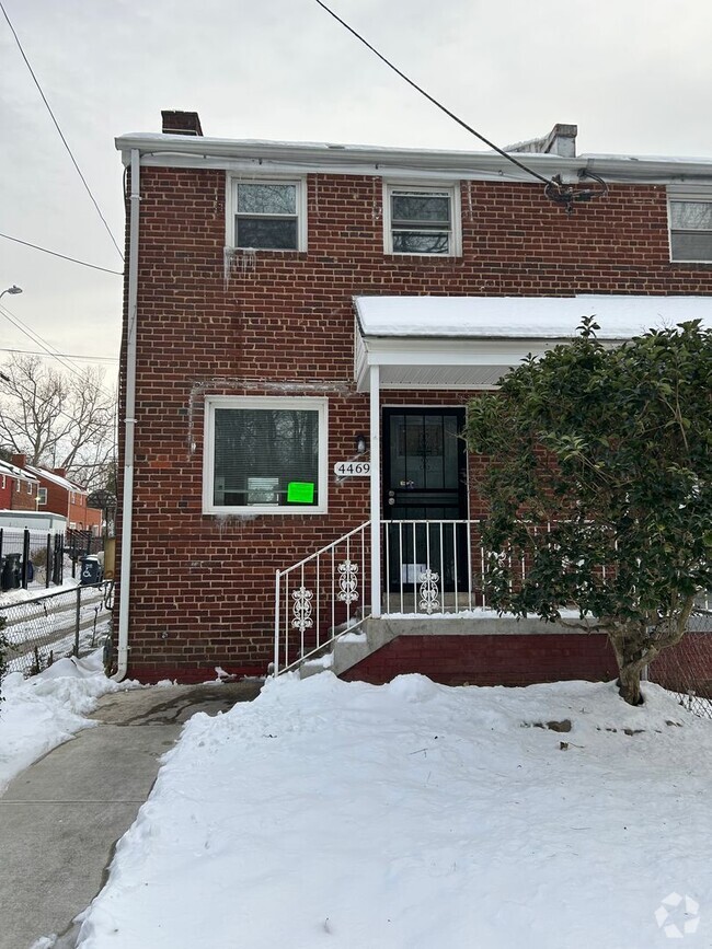 Building Photo - Renovated 5BR Townhouse