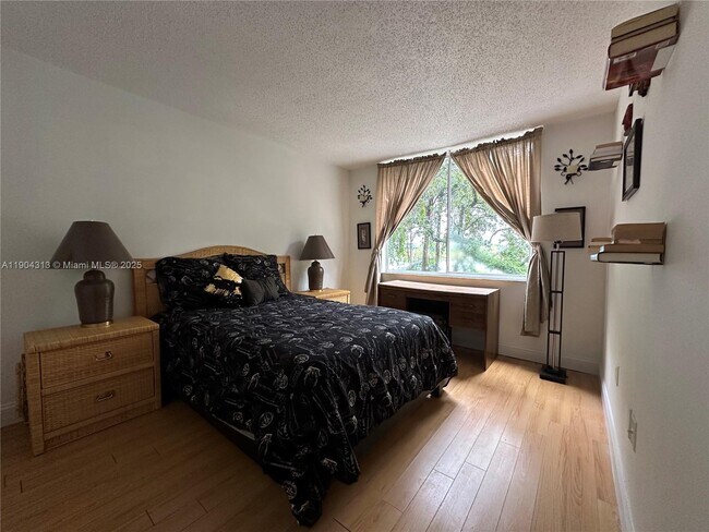 Photo - 1720 NW N River Dr Unit 305