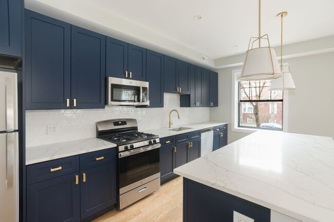 Building Photo - 2032 W Montrose Ave Unit 2B Rental