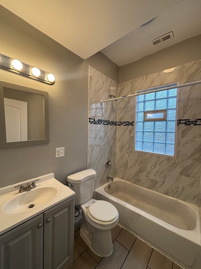 Photo - 1355 E 76th St Unidad 2