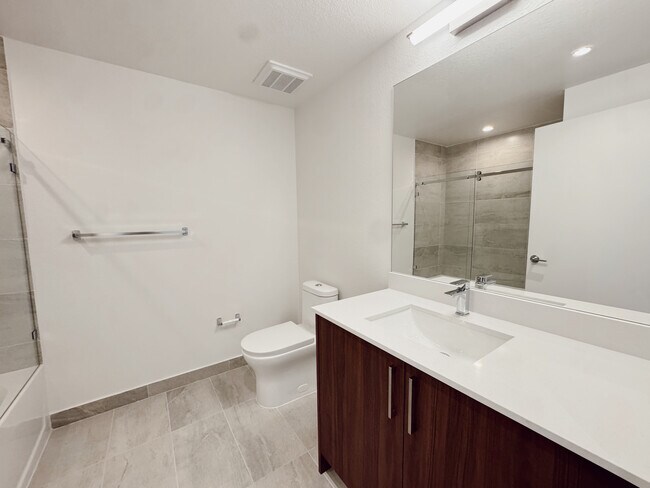 930 NW 39th Ave Unit B