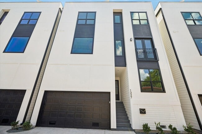 Building Photo - 1325 W 22nd St