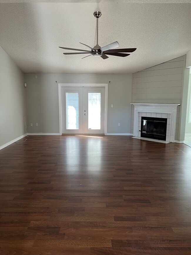 Photo - 160 Nicole Ln