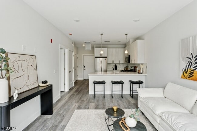 Building Photo - 140 W Webster Ave Unit 123