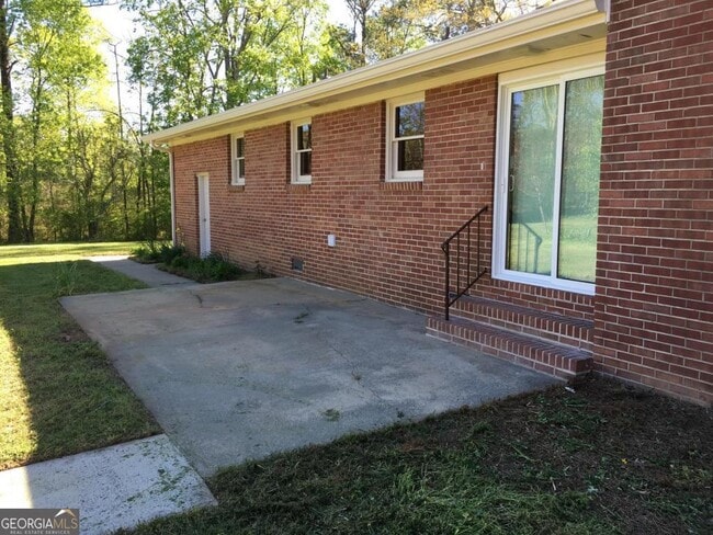 Photo - 458 Woods Rd NW